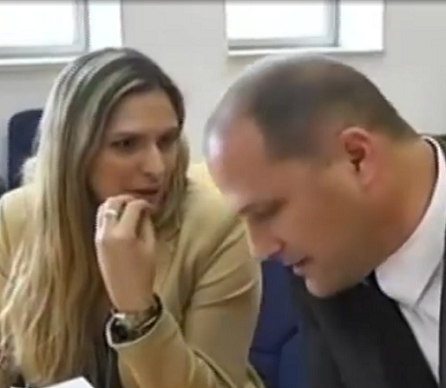 אלון אלטמן והכפופה שפותחת לו רגליים