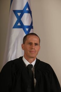 שמואל בר יוסף - אדם רקוב עם אישיות מצחינה מאחוריו הדגל בשמו הוא פועל, דגל הפמינאציה הישראלית