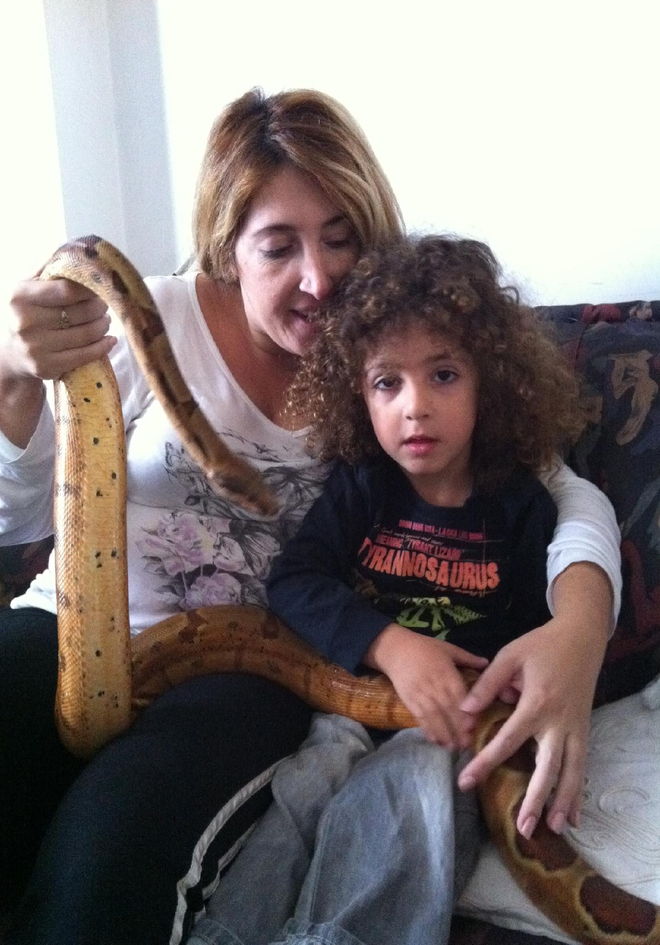 לורן אקוקה עם ילד ונחש 2011