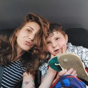 סיון קלינגהופר עם הילד שחטפה מקליפורניה אפריל 2021