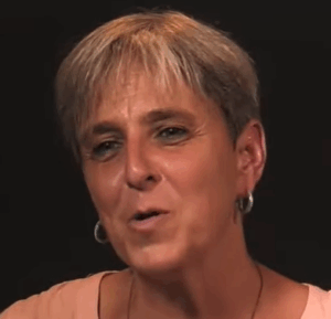 אילנה ירושלמי תופרת חליפות מוות פמיניסטיות