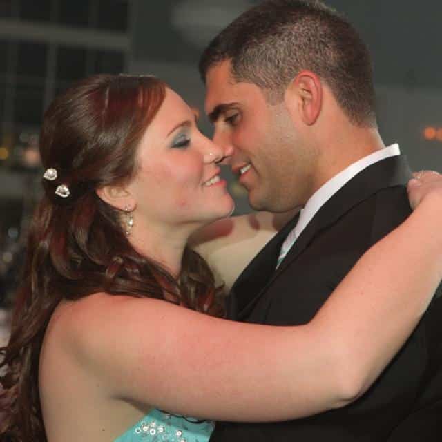 איציק פלד והזונה האמריקאית שהתחתן איתה יעל פלד ב 2013 בחתונה