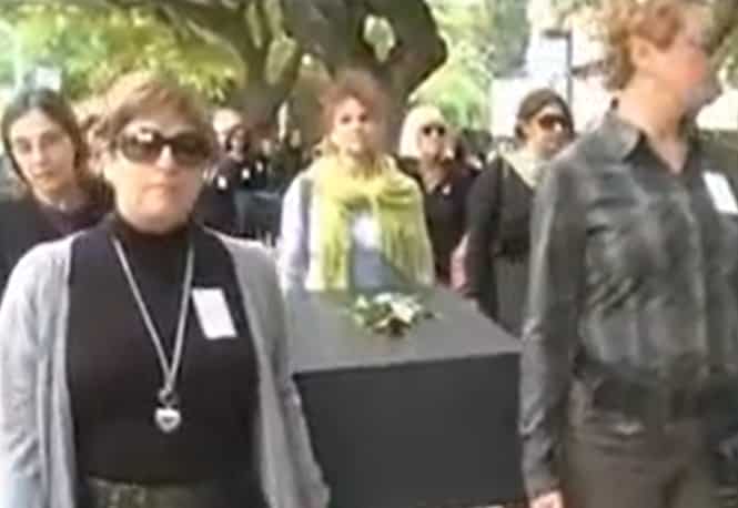 תהלוכת ארונות קבורה שארגנה ויצו לחגיגת הסטטיסטיקה של נשים נרצחות