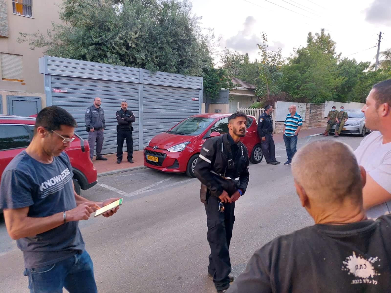 שוטרים מסביב לביתו של הנבל