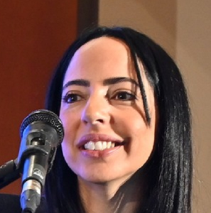 קרוליין עידן בובת המין של אפי נוה עשה אותה מלכה