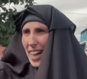 חסידה של לב טהור בפרץ רגשות אורגזמי