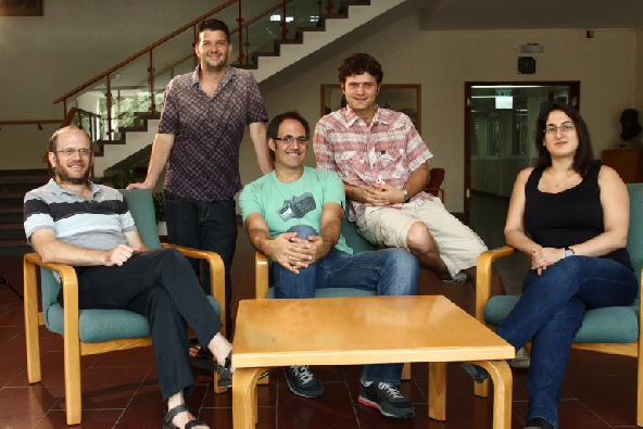 יעקב קראוס יושב משמאל יחד עם עודד זילברברג יואב להיני זוהר רינגל ומור ורבין