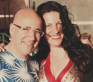 שחר שוורץ עם מעיין סמידי מהכת הפוליגמית סוגדת לזין של גואל רצון