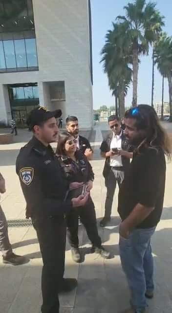 דניאל משוחח עם השוטרים אזולאי