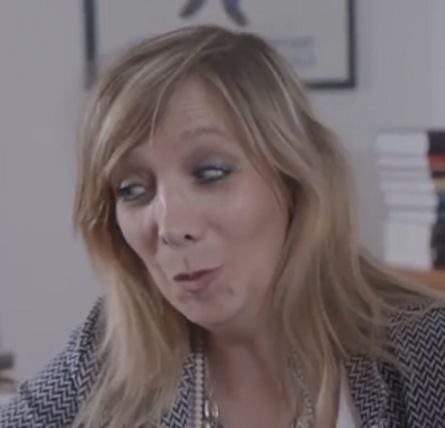 אמי פלמור זונת פמיניזם קלינית עם כוס רקוב