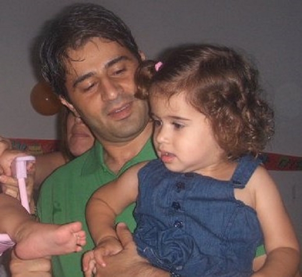 עלאא מסארווה ב 2010 עם אחת הילדות של ענבל מטס אשתו
