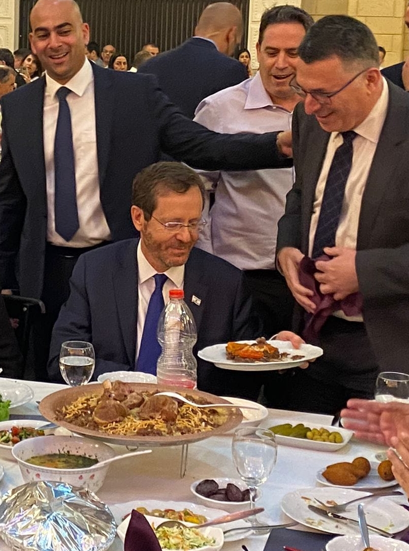 גדעון סער עם עמית בכר והנשיא הנשי בוז'י הרצוג אוכלים מקלובעעע