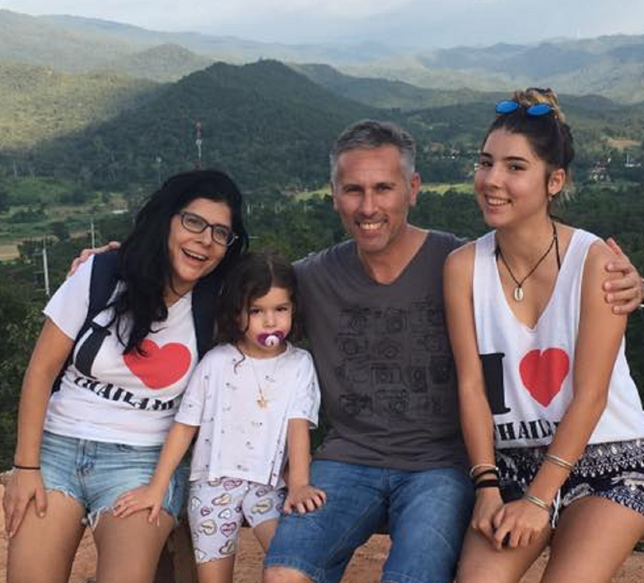 אסף זגורי עם שולה אלמוזלינו זגורי ו 2 בנות בתאילנד 2016