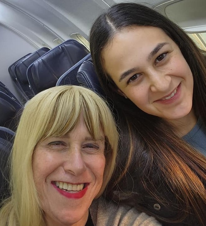 אהוד רופא עם הבת שלה בתחפושת שני רופא במטוס לקוקסילנד