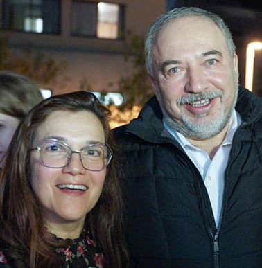 אביגדור ליברמן עם חברתו הטובה רחלי גולדבלט מיחסי הציבור של מחאת קפלן