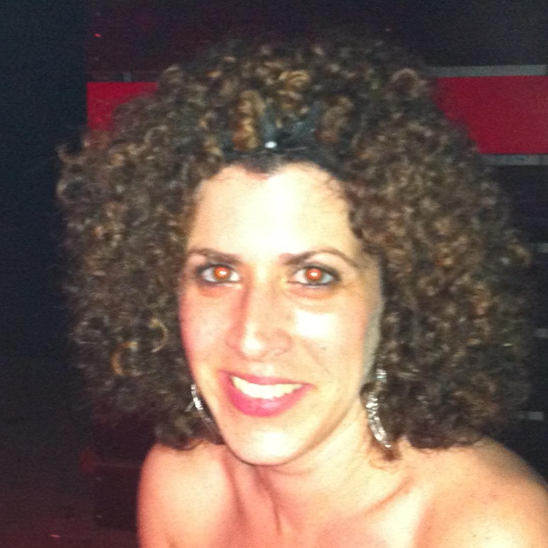 מירב הילו עובדת בכונס הרשמי חיפה ומקיימת מגע עם נשים חובבות אקטזי
