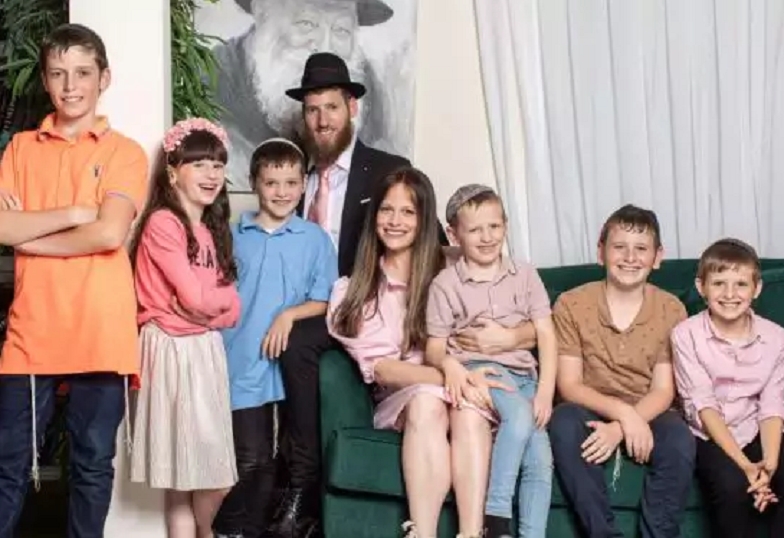 תמונה מ 2021 יעקב וליבי נחימובסקי עם 6 ילדים