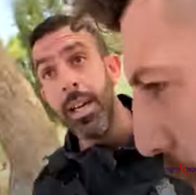 בתמונה שוטר אלים שאיים על נתי רום לבעוט לו בראש
