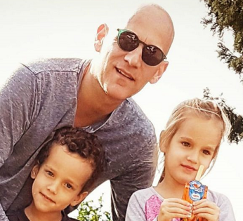 גיא פלג עם 2 השרצים שלו