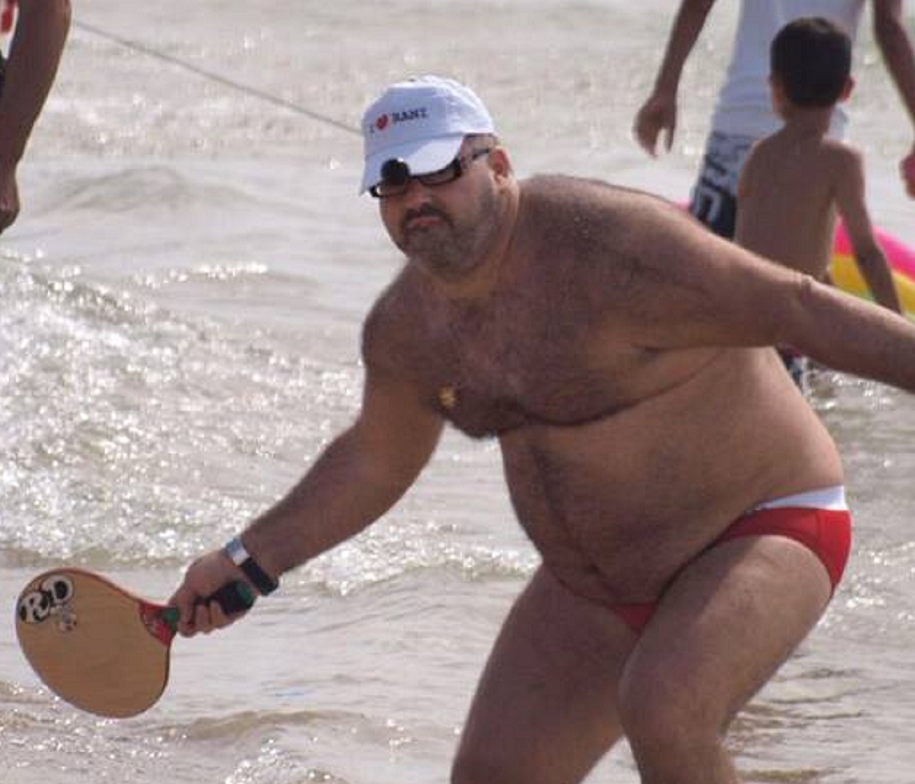 רני רהב עם בגד ים אדום ותחת זמין ל 20 סנטימטרים ב 2013