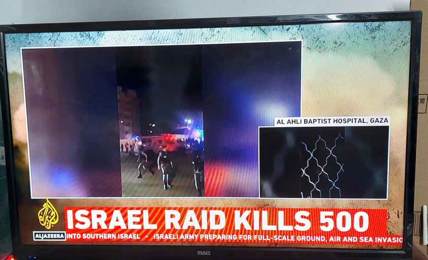 אוהד חמו תורם להסברה הפלסטינית כותרות פייק באל ג'זירה שישראל רצחה 500 בבית חולים