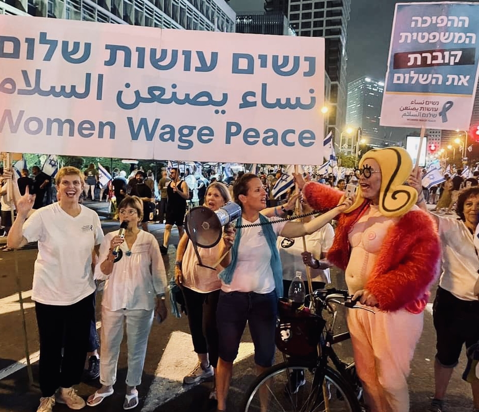 הפגנה של החברות של נטע הימן נשים עושות שלום נגד ביבי וממשלתו