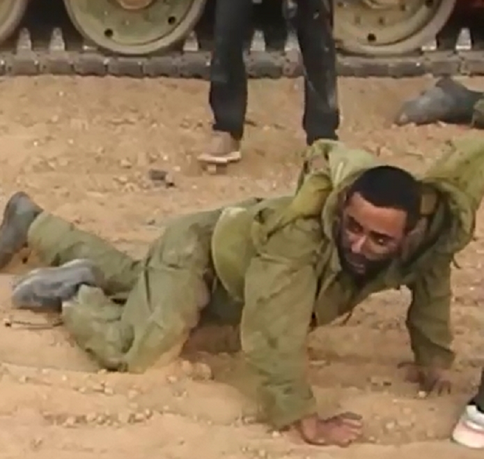 חרבות ברזל חייל ישראלי נגרר על הרצפה לקראת מותו על קדושת פמיניסטאן 7-10-2023