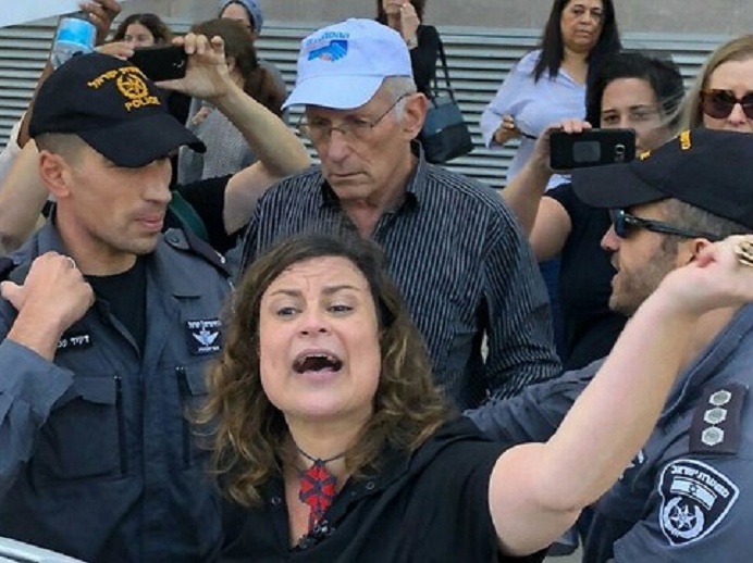 משטרת ישראל עוצרת את ענבל חרמוני על התפרעות אלימה