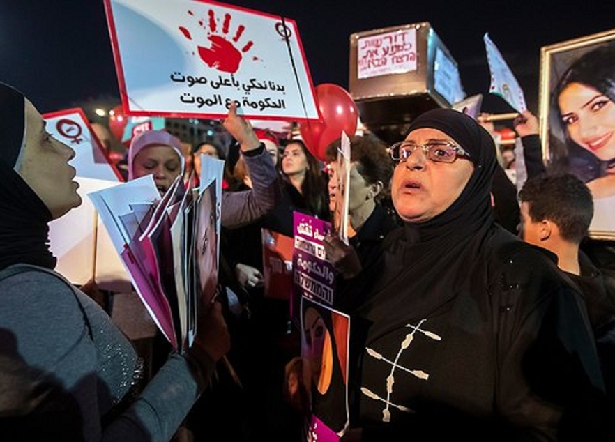 עובדות סוציאליות מביאות ערביות להפגנות להאשים את ביבי ברצח נשים ערביות 2018