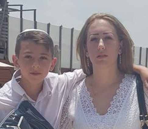 חני אררט שנוסעת לרומניה עם הבן שלה בגיל 14