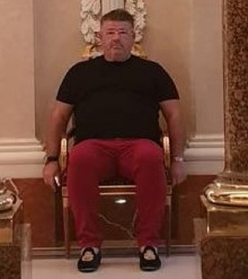 רני רהב בפוזה של פיתוי מיני על כסא עם נעלי פומפדור
