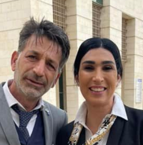 הילה יחזקאל עם שמעון חסקי גם אותו הכניסה לשירותים בארומה