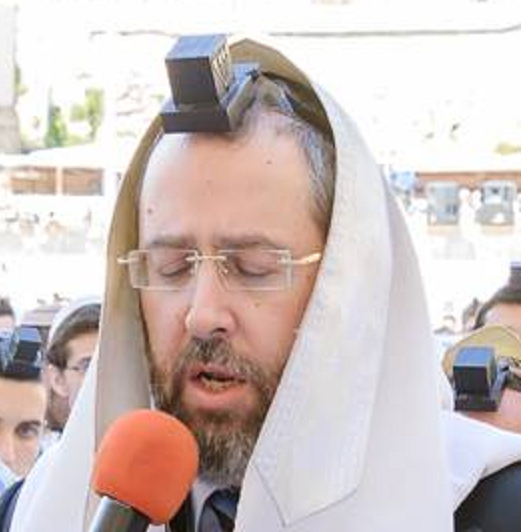 הרבנית הראשית לישראל דוד לאו לבושה בתחפושת זולה לפורים