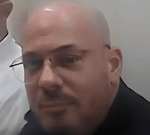 יניב פינקל בבון מגודל עם שכל של תולעת