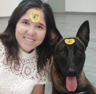 לילי בן עמי עם כלב שאימנה לנשוך גברים שהיא שונאת