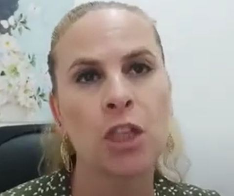 עידית אלפנדרי מאיר זנזונת עם כוס פעור לפמיניזם