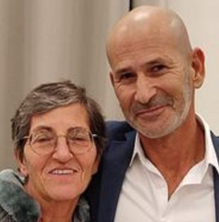 אלון בר עם מנהלת ויצו חדרה גרוטאה פמינאצית תופרים תיקים לגברים