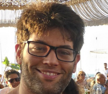 יוני לבני הבן של אתי לבני ששימשה בכנסת יור ועדה לזכויות הפות