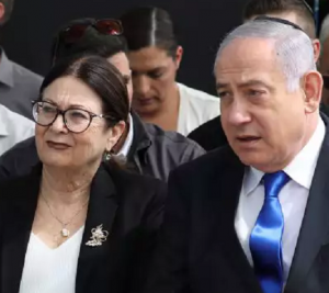 ביבי נתניהו ואסתר חיות שמחכה לתקוע לו זרגיג בתחת