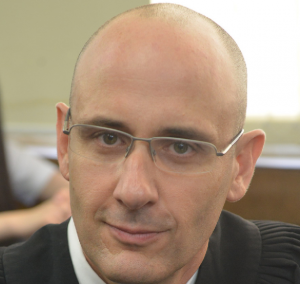 יהונתן תדמור נוכל מדופלם שרודף את ביבי ותופר תיקים