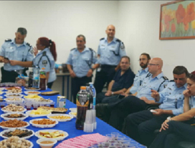 ישיבת שוטרים לפני יציאה לפשיטה על מכון לחקר רזי הקאמה סוטרה בבן יהודה 38 תל אביב