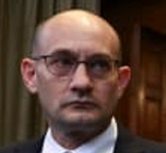 גיל עד נועם מופיע בהאג כמו עכבר שמחפש גבינה בחרא