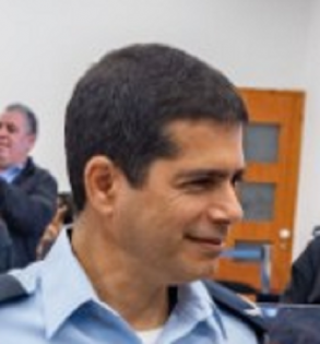 יואב תלם בודק גודל של בולבולים במקלחות של להב 433