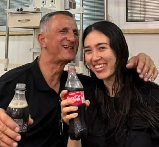 נועה ארגמני משוחררת שותה קוקה קולה עם אביה 8-6-2024