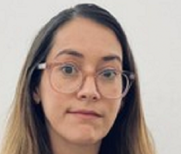 לילך מאיר וולף מחלקת דיגיטל בסנגוריה מאוננת בחיבוק ידיים