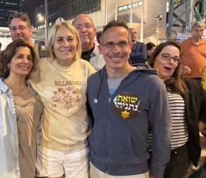 הדס קליין כלבת שיסוי של כוח קפלן עם סטיקר שואת נתניהו