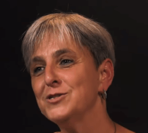 אילנה ירושלמי פרקליטה עם כוס פעור לרווחה