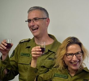 יפעת תומר ירושלמי וגיא עשהאל עושים לחיים דפקו את הורי התצפיתניות