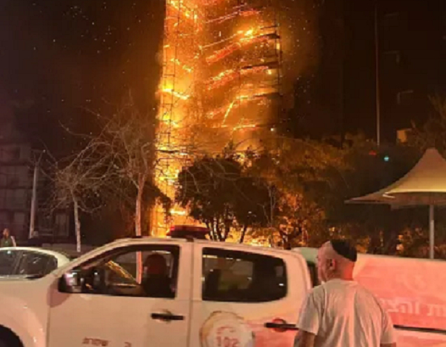 חדשות מענגות הבית של ג'ורג' קרא עולה באש שמחה הולצברג 1 תא