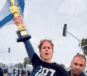 שקמה ברסלר עם אוסקר שהיא מקבלת כל לילה